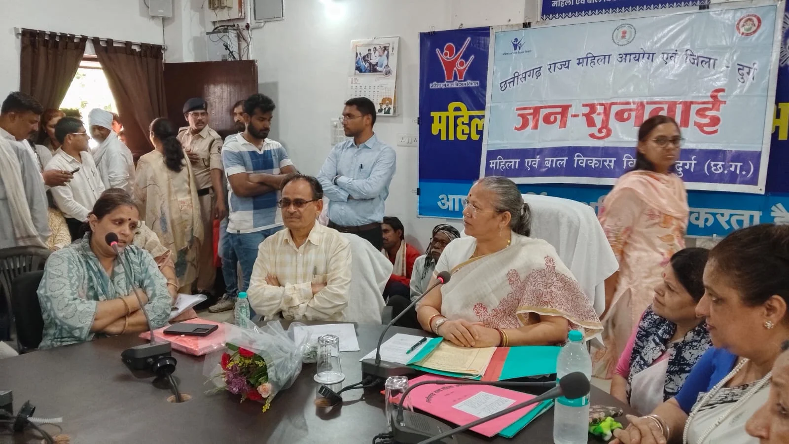 महिला आयोग की जनसुनवाई में महत्वपूर्ण फैसले, मोबाइल मुआवजा, डीएनए टेस्ट और सेवा समाप्ति की अनुशंसा
