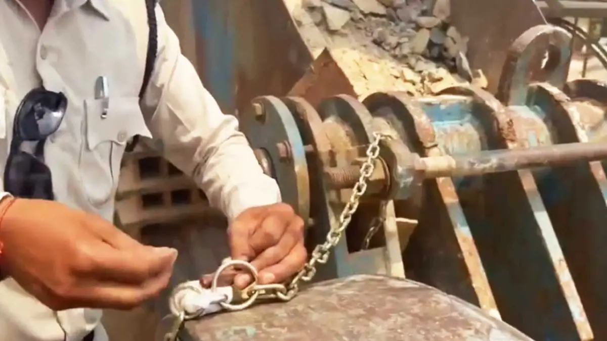 अवैध खनिज कारोबार पर बड़ा एक्शन : एक्सपायर लाइसेंस के बावजूद चल रहे 2 क्रशर सील, कारोबारियों में मची खलबली