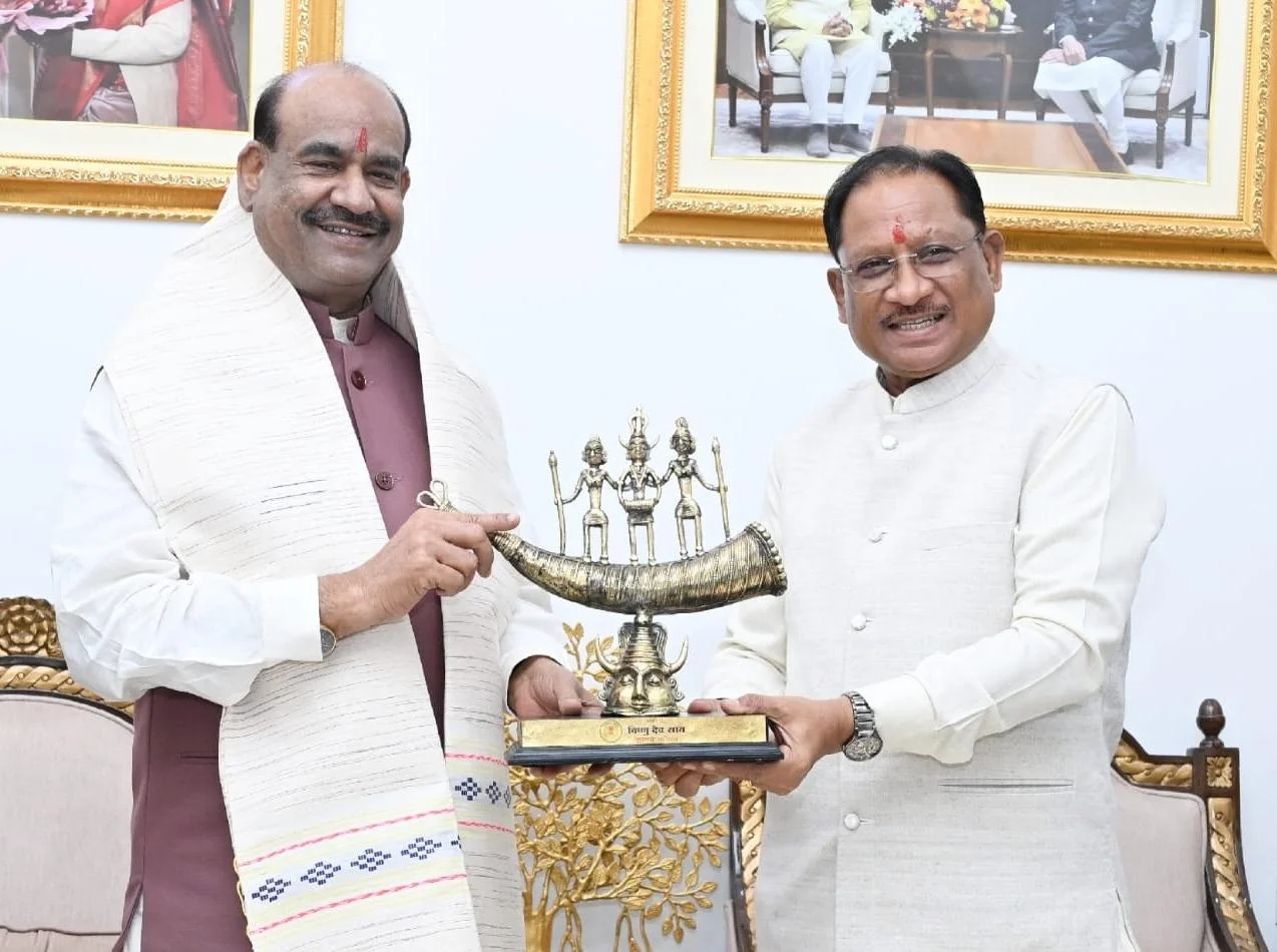 लोकसभा अध्यक्ष ओम बिरला ने मुख्यमंत्री विष्णु देव साय से की सौजन्य भेंट