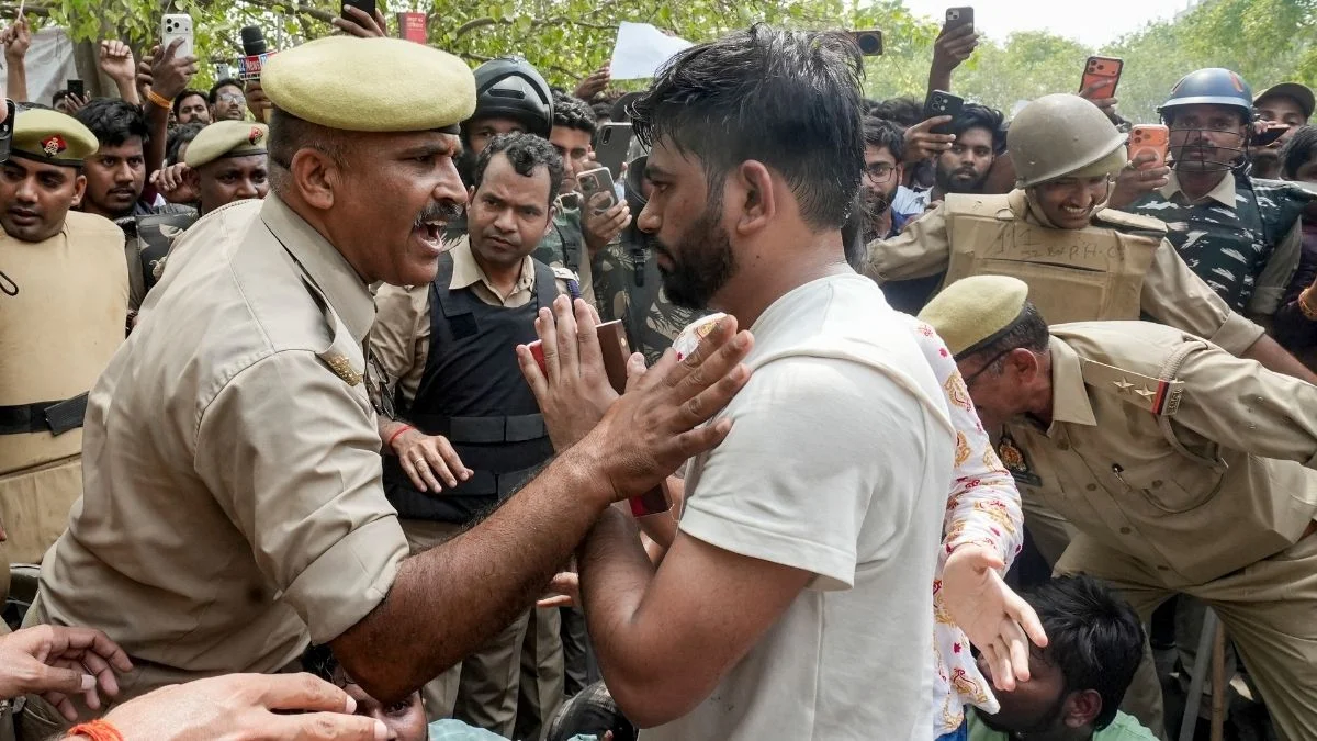 जयपुर: प्रदर्शन के दौरान कॉकरोच जनता पार्टी के अभिजीत दीपके को मारे थप्पड़, दो हिरासत में