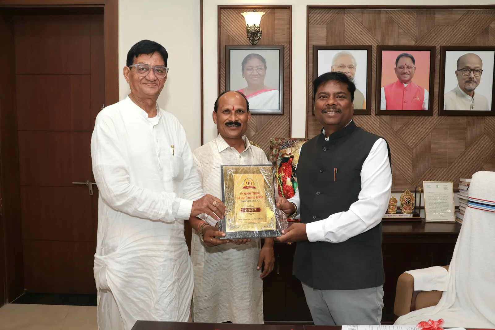 ओम सत्यम शिक्षण एवं जन विकास समिति ने वन मंत्री का किया सम्मान, पर्यावरण संरक्षण में योगदान को सराहा