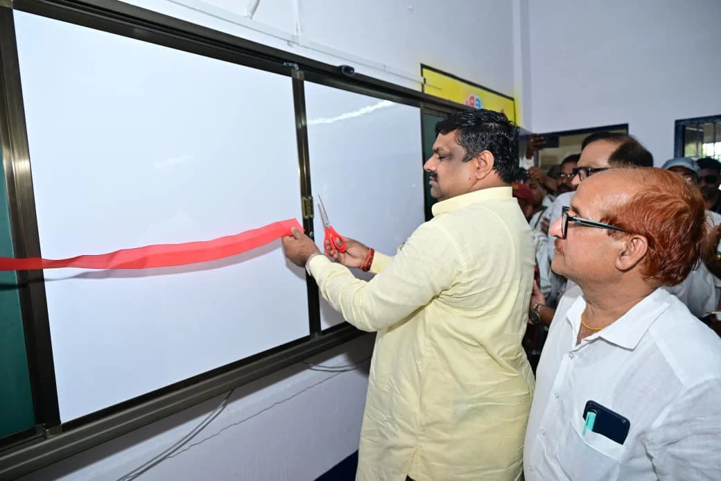 मंत्री गजेन्द्र यादव ने किया स्मार्ट क्लास का लोकार्पण, बच्चों संग प्रार्थना में हुए शामिल