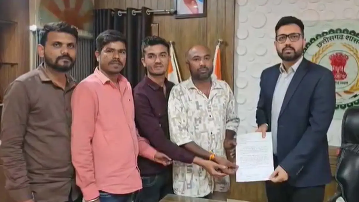 खाद घोटाले पर फूटा किसानों का गुस्सा : कालाबाजारी के आरोपों के बीच प्रशासनिक जांच पर उठे सवाल, कलेक्टर तक पहुंची शिकायत