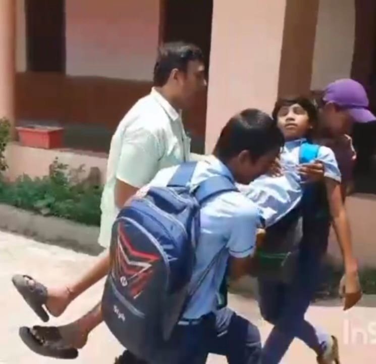 भीषण गर्मी में खुला स्कूल, प्रार्थना के दौरान छात्र बेहोश