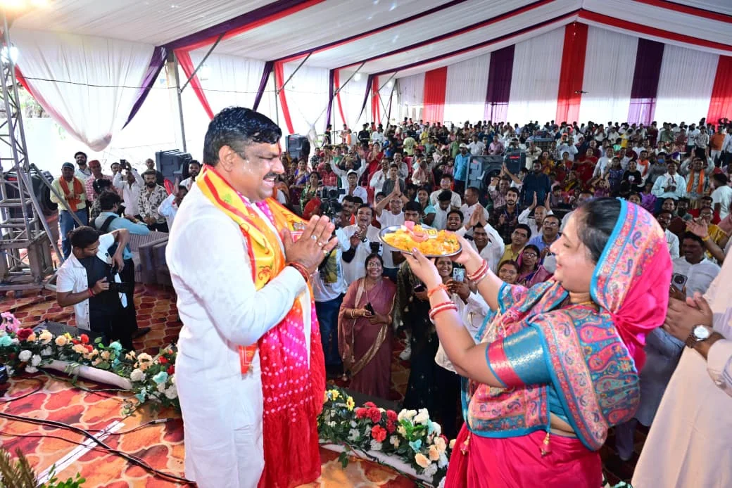 मंत्री गजेन्द्र को जन्मदिन पर बधाई देने देर रात तक पहुंचते रहे शुभचिंतक, अपने चहेते मंत्री को बधाई देने उमड़ा जन सैलाब