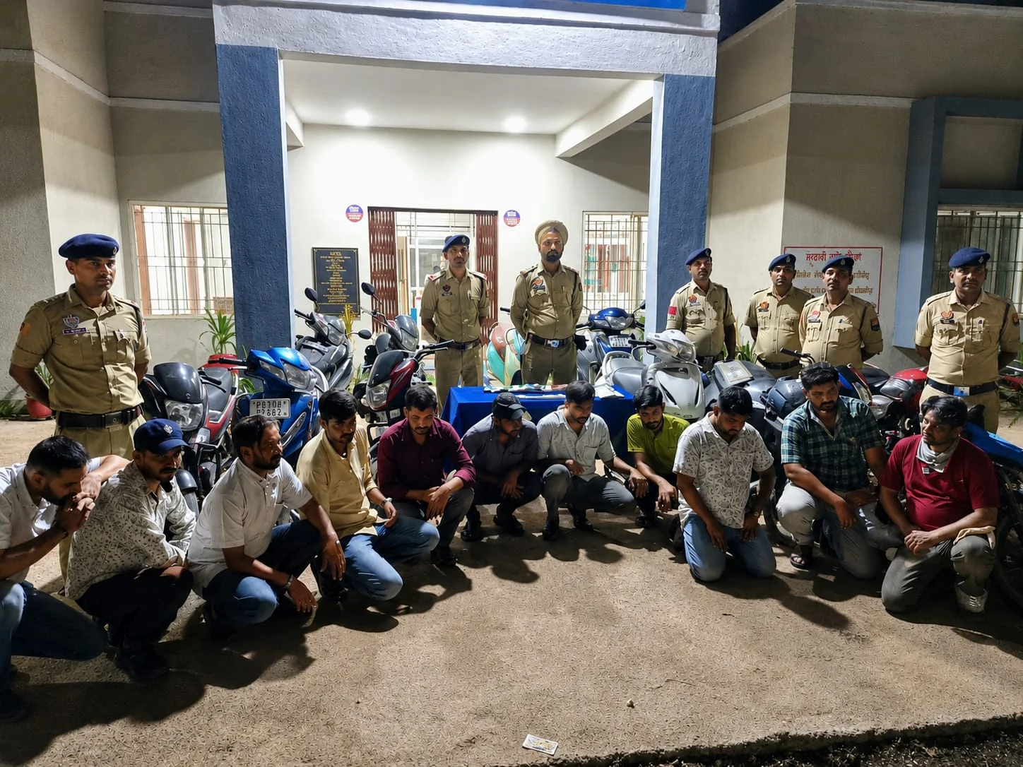 मंकी रिजॉर्ट के पीछे जुआ फड़ पर पुलिस का छापा, 15 आरोपी गिरफ्तार, ₹4.34 लाख की संपत्ति जब्त