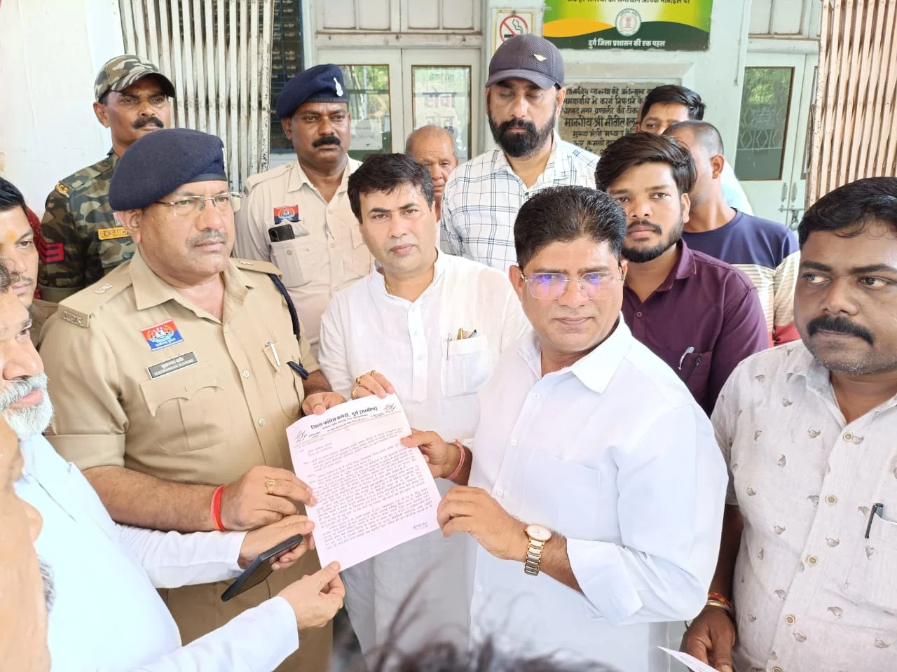 फर्जी, भ्रामक एवं फोटोशॉप सामग्री प्रसारित करने वाले कथित पत्रकारों एवं यूट्यूबरों के विरुद्ध निष्पक्ष, प्रभावी एवं कठोर कानूनी कार्रवाई की मांग,एसएसपी के नाम सौंपा ज्ञापन आईटी एक्ट के तहत जोड़ा जाएं धाराएं : राकेश ठाकुर