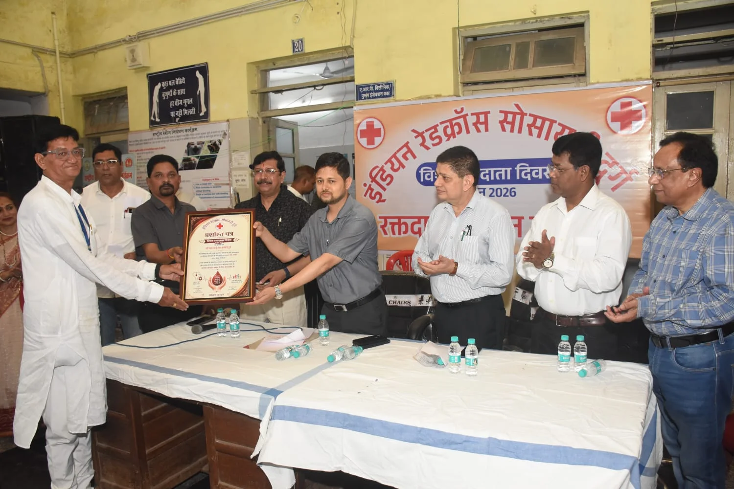 विश्व रक्तदाता दिवस पर श्री सत्य साईं सेवा समिति के मेडिकल कोऑर्डिनेटर दिलीप ठाकुर कलेक्टर द्वारा सम्मानित