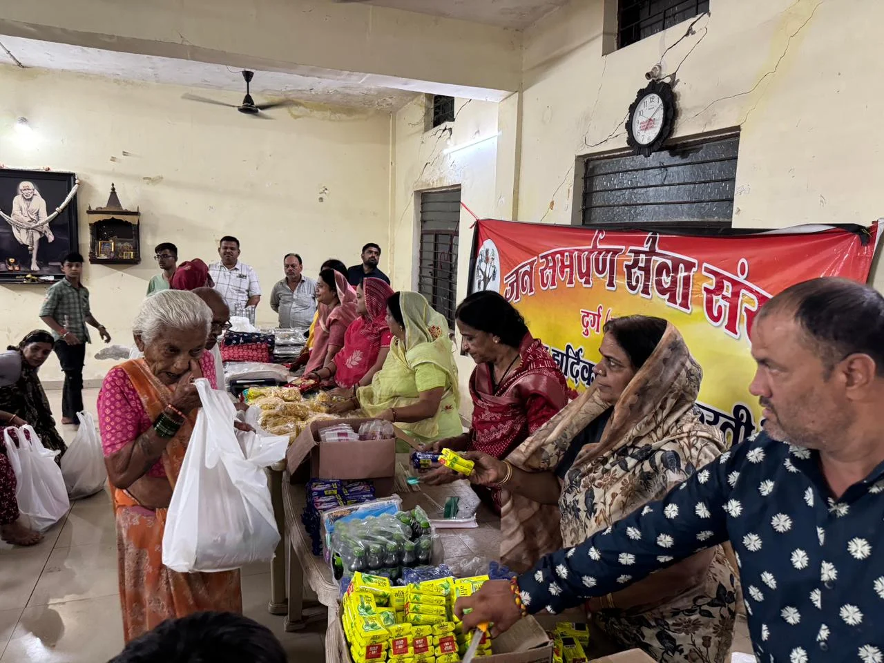 अधिकमास अमावस्या पर जन समर्पण सेवा संस्था ने जरूरतमंदों को कराया भोजन, वितरित की आवश्यक सामग्री