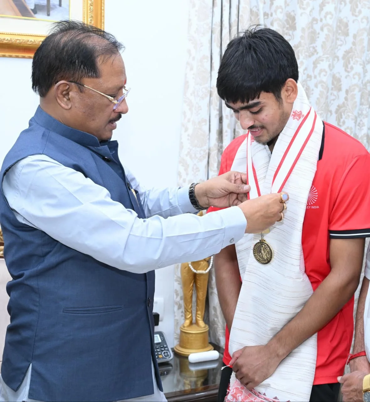 अंडर-18 एशिया कप विजेता हॉकी खिलाड़ी अवि मानिकपुरी ने मुख्यमंत्री विष्णुदेव साय से की सौजन्य भेंट