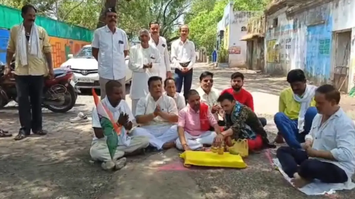 विदिशा: कांग्रेस का अनोखा विरोध प्रदर्शन, जर्जर सड़कों के गड्ढों की पूजा कर जताया आक्रोश